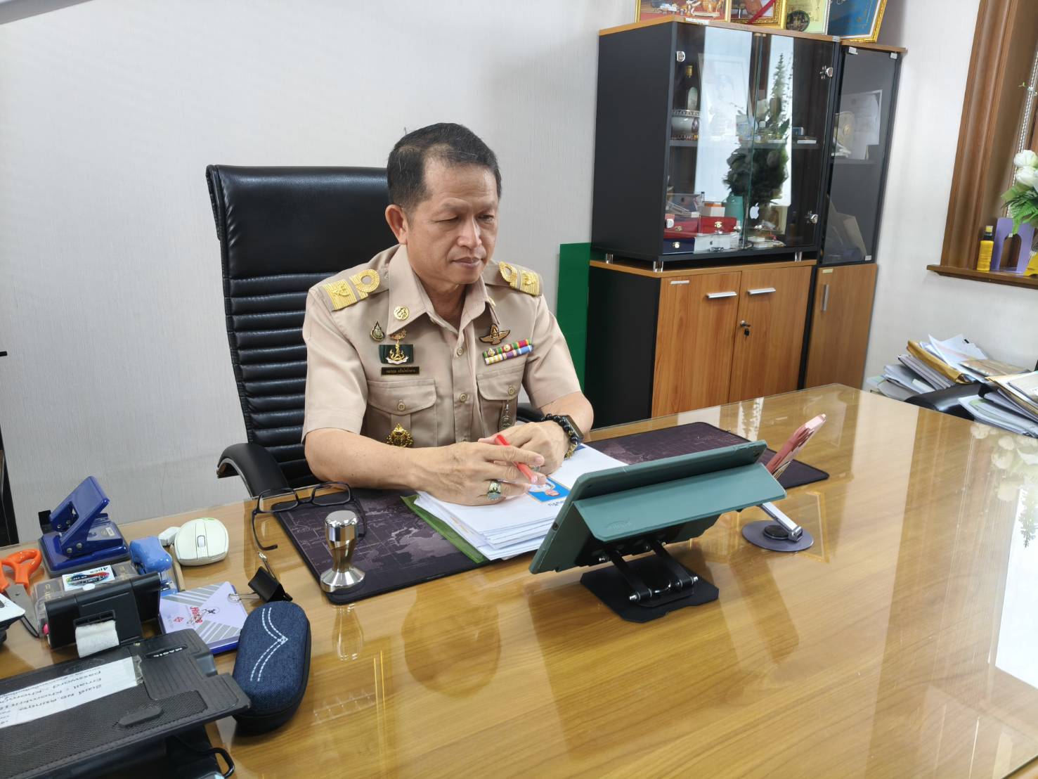 title - ผู้ตรวจราชการ ส.ป.ก. เข้าร่วมประชุมตรวจติดตามผลการดำเนินงานตามแผนการตรวจราชการของผู้ตรวจราชการกระทรวงเกษตรและสหกรณ์ ประจำปีงบประมาณ พ.ศ. 2569 รอบที่ 1 เขตตรวจราชการที่ 1 จังหวัดสิงห์บุรี